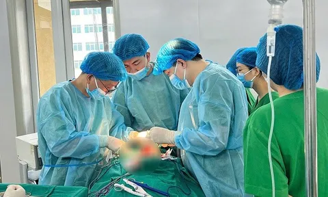 U tuyến giáp lành tính nhưng suýt lấy mạng cụ bà vì chèn ép khí quản