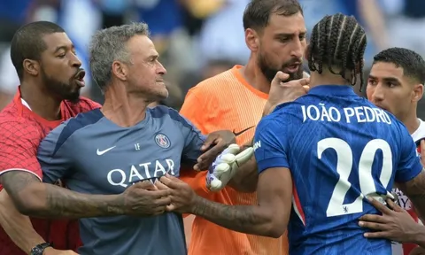 HLV Luis Enrique tát cầu thủ Chelsea sau thất bại của PSG