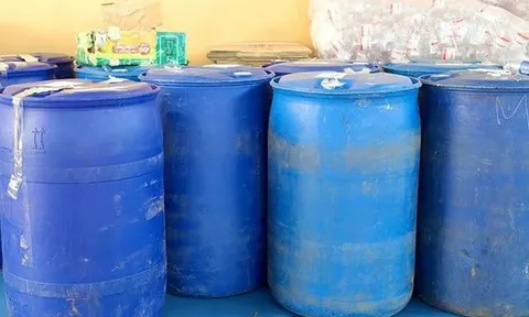 Phá đường dây sản xuất cồn y tế giả quy mô lớn do 2 anh em ruột làm chủ: Phát hiện chất cực nguy hại