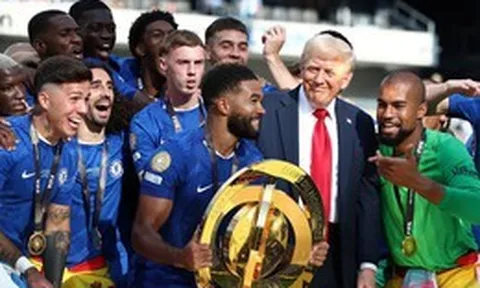 Tổng thống Trump hành động bất ngờ sau khi trao cúp, cầu thủ Chelsea bối rối