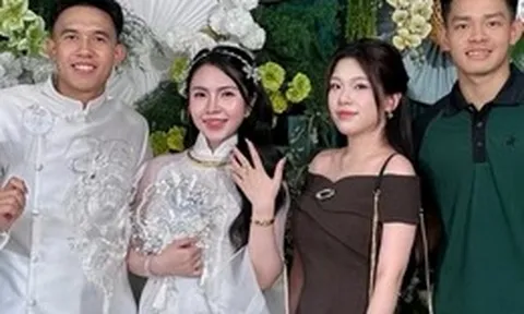 Sao U23 Việt Nam bí mật cưới cô chủ tiệm vàng yêu từ năm 17 tuổi, nhan sắc và gia thế nàng WAG gây sốt