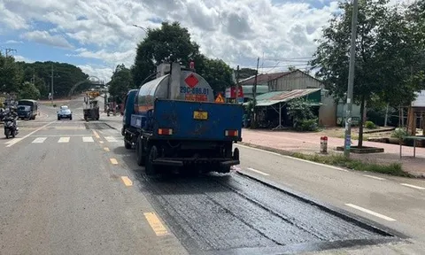 Quốc lộ 19 vừa làm đã "hỏng": Bong tróc ngay sau khi thảm nhựa