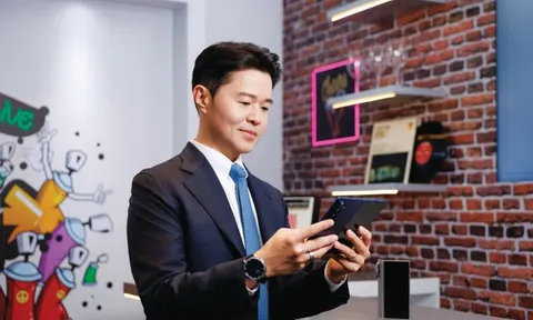 Ông Simon Sim - Phó Chủ tịch kiêm Giám đốc ngành hàng Trải nghiệm Di động Samsung Electronics Việt Nam: “Chúng tôi kiến tạo tương lai bằng trải nghiệm công nghệ toàn diện và cảm hứng sống khác biệt”
