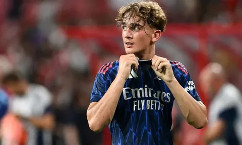 Thần đồng của Arsenal bất ngờ nhận được lời cảnh báo