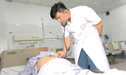 Người đàn ông sốt cao hơn một năm do cùng lúc nhiễm virus, vi khuẩn và nấm