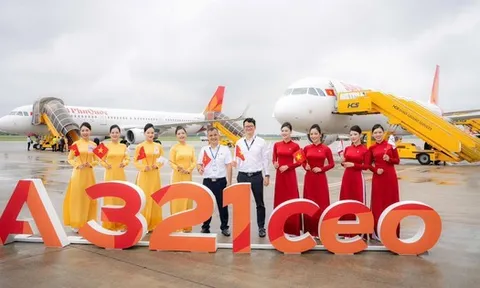 2 máy bay mới của Sun PhuQuoc Airways nối đuôi nhau hạ cánh xuống Nội Bài
